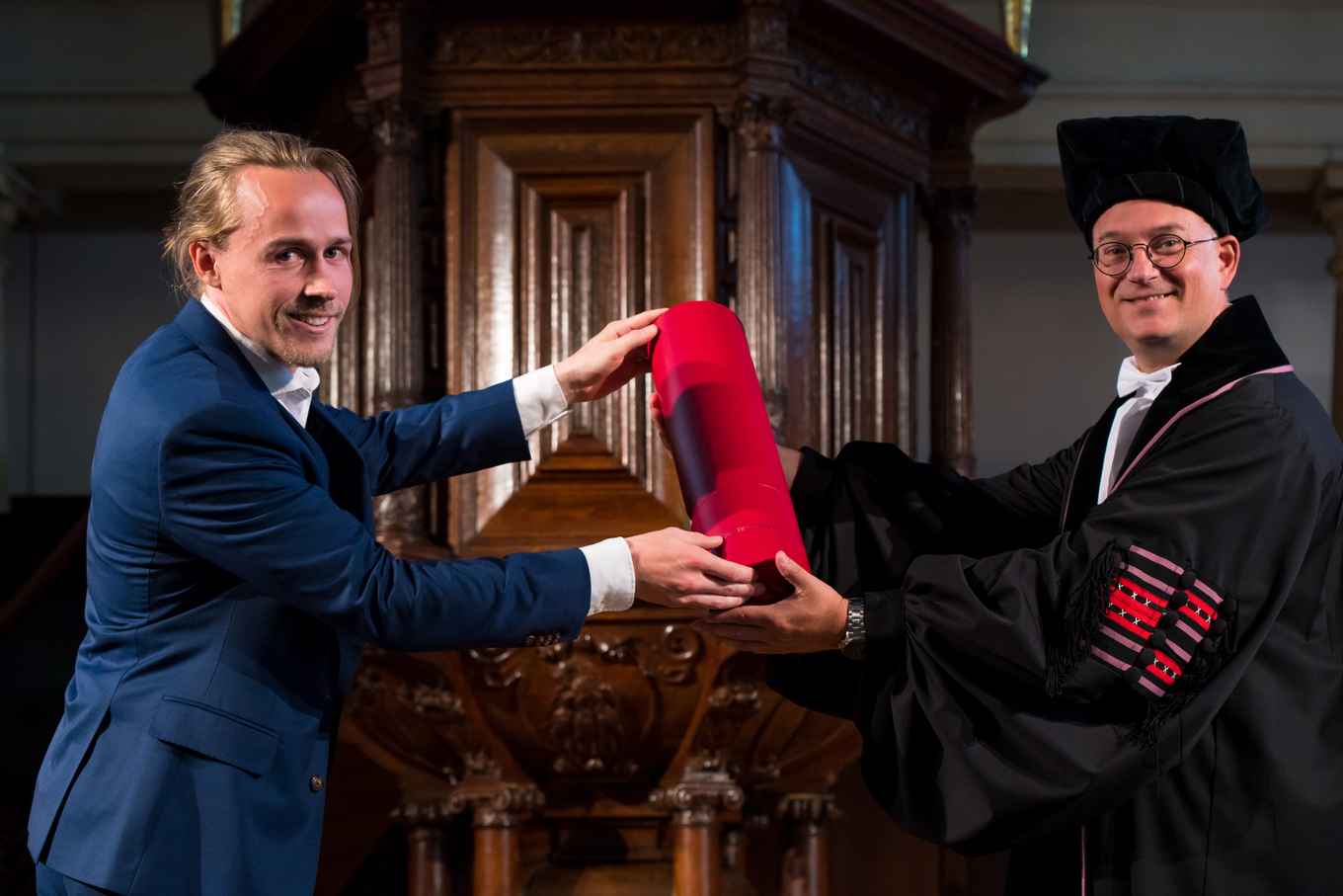 Kaj van Vliet receiving his PhD certificate from Prof. Bas de Bruin